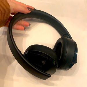 PS4 headset; bluetooth; have no cords or instructions.